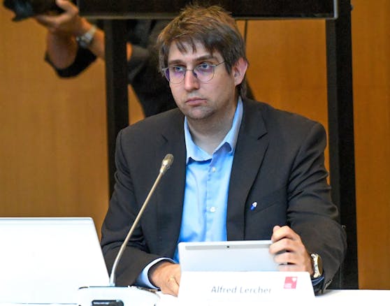 Der bisherige Leiter des Tiroler AMS Alfred Lercher bei einer Pressekonferenz im Jahr 2020