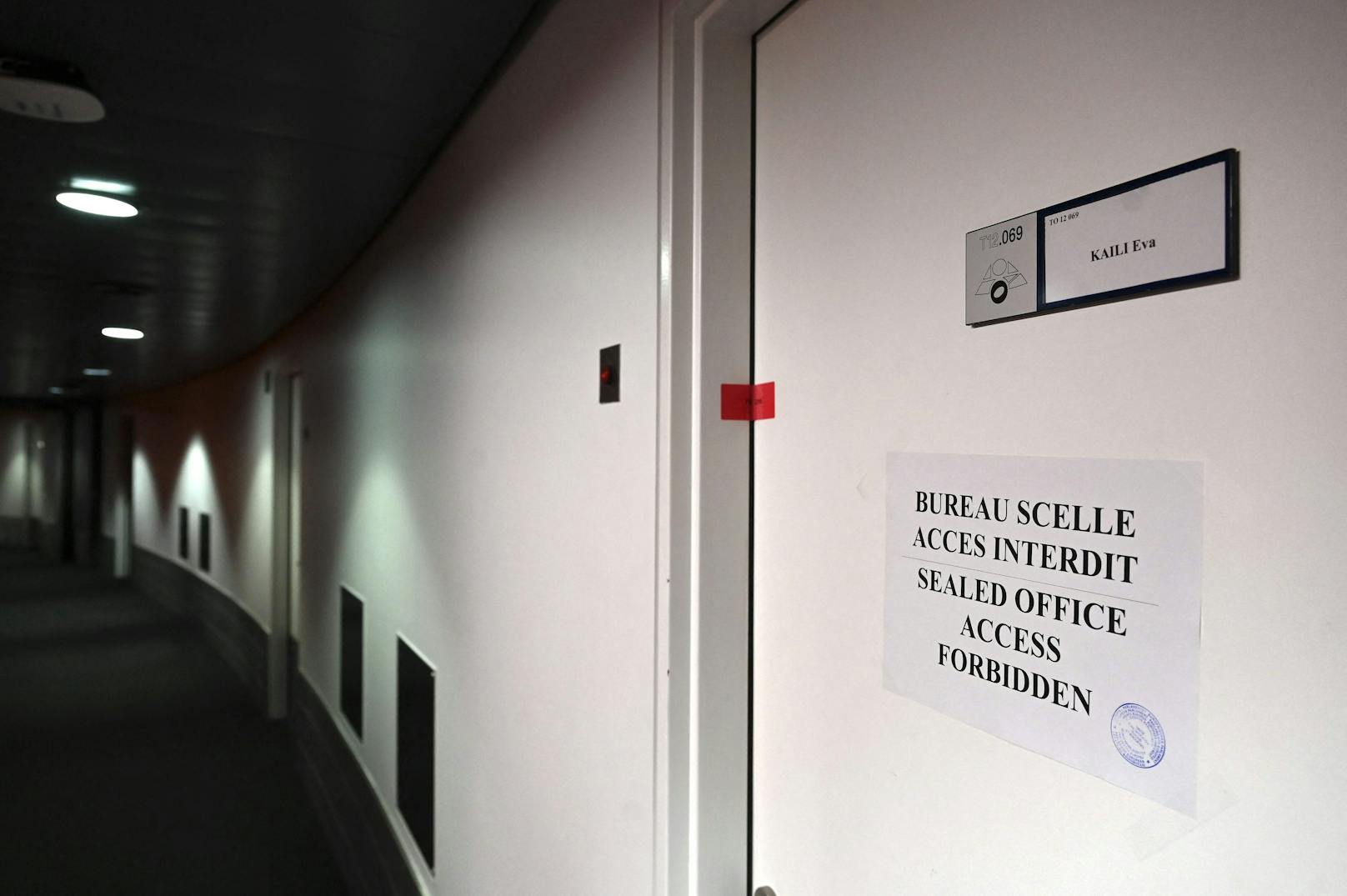 Dieses Bild zeigt das polizeilich versiegelte Büro der Vizepräsidentin des Europäischen Parlaments Eva Kaili in Straßburg. 