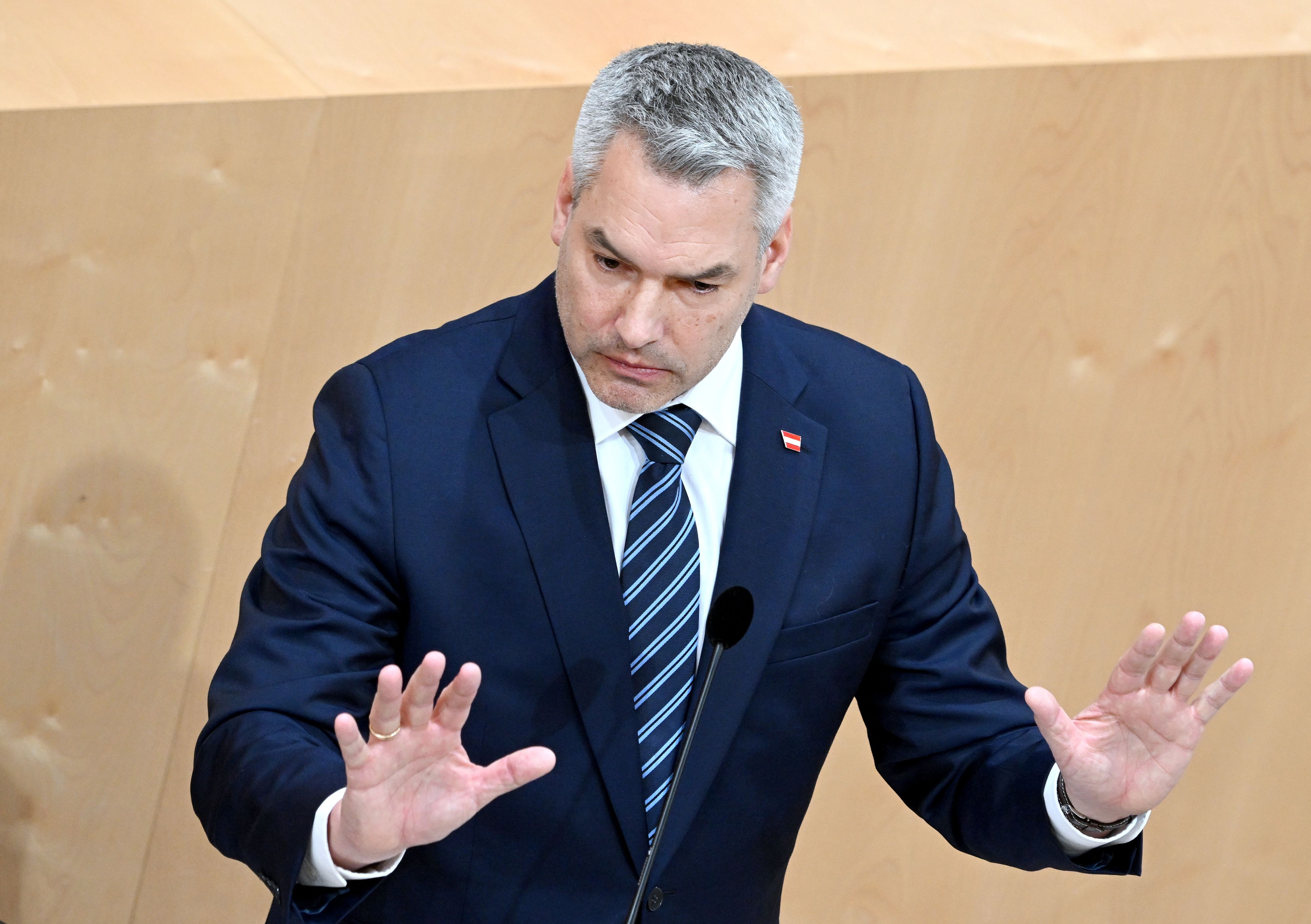 Karl Nehammer wird durch Österreichs Schengen-Veto nun zum Ziel heftiger Kritik und des Spottes.