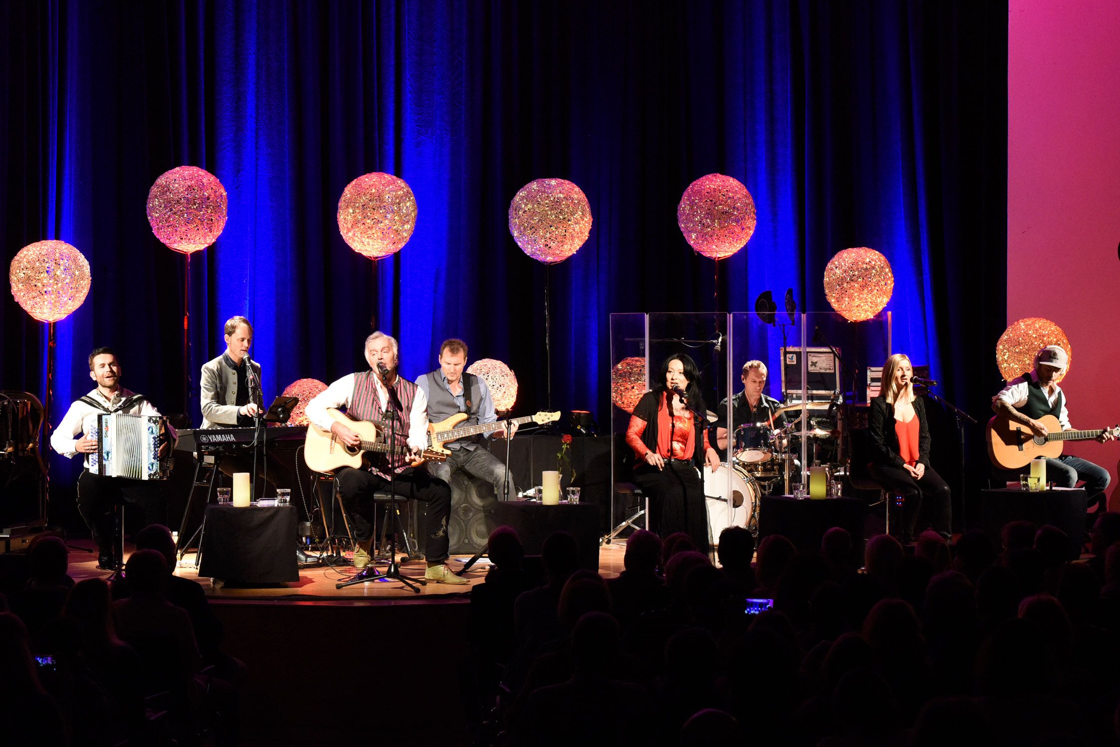 Sassy (links) und die übrigens Seer sitzen bei den Weihnachtskonzerten.