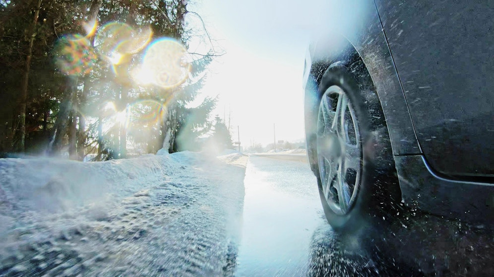 Glatteis ist eine oftmals unterschätzte Gefahr im Straßenverkehr. Symbolbild. 