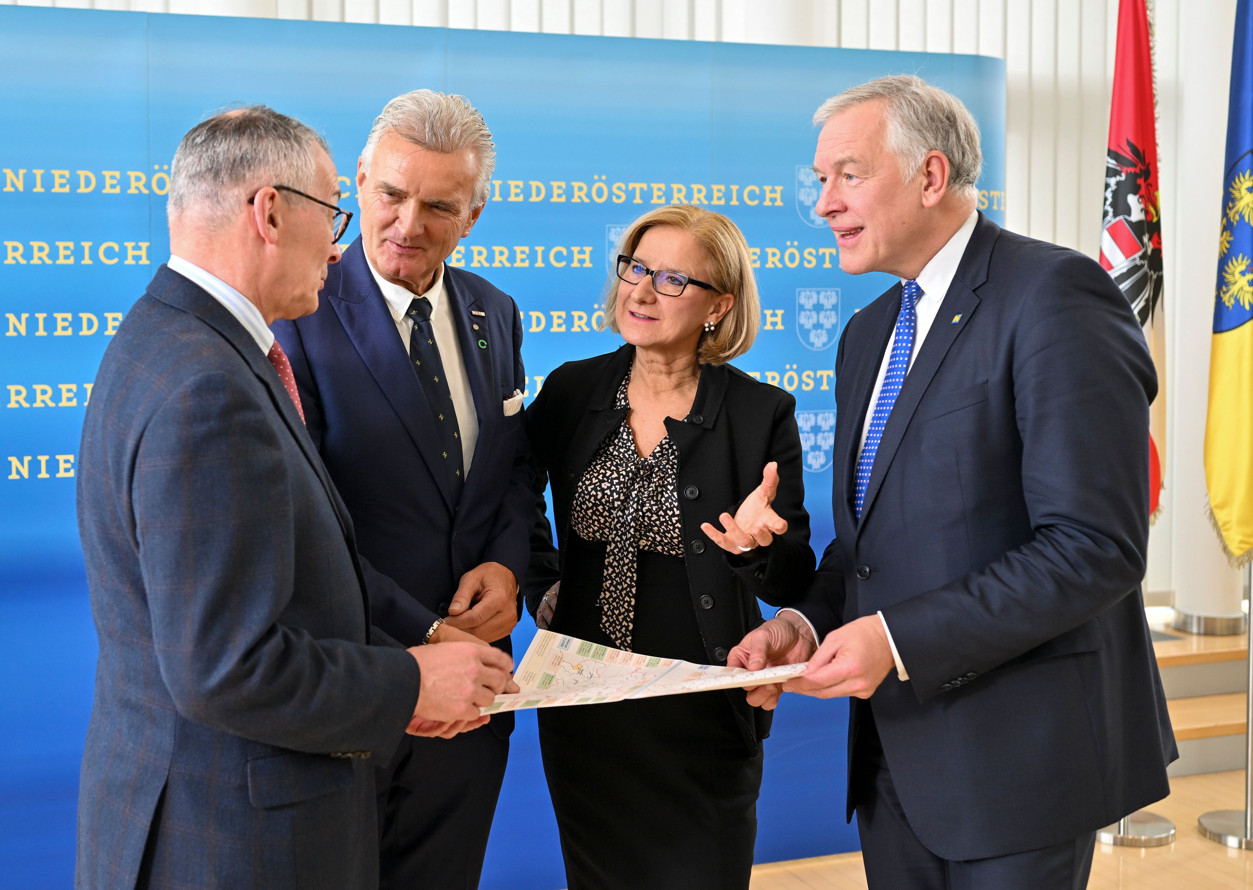 Präsident der NÖ Ärztekammer Harald Schlögel, Vorsitzender des ÖGK Landesstellenausschusses Norbert Fidler, Landeshauptfrau Johanna Mikl-Leitner und NÖGUS Vorsitzender Landesrat Martin Eichtinger bei der Präsentation der „blau-gelben Gesundheitsoffensive“ zum Ausbau der ärztlichen Versorgung in Niederösterreich.