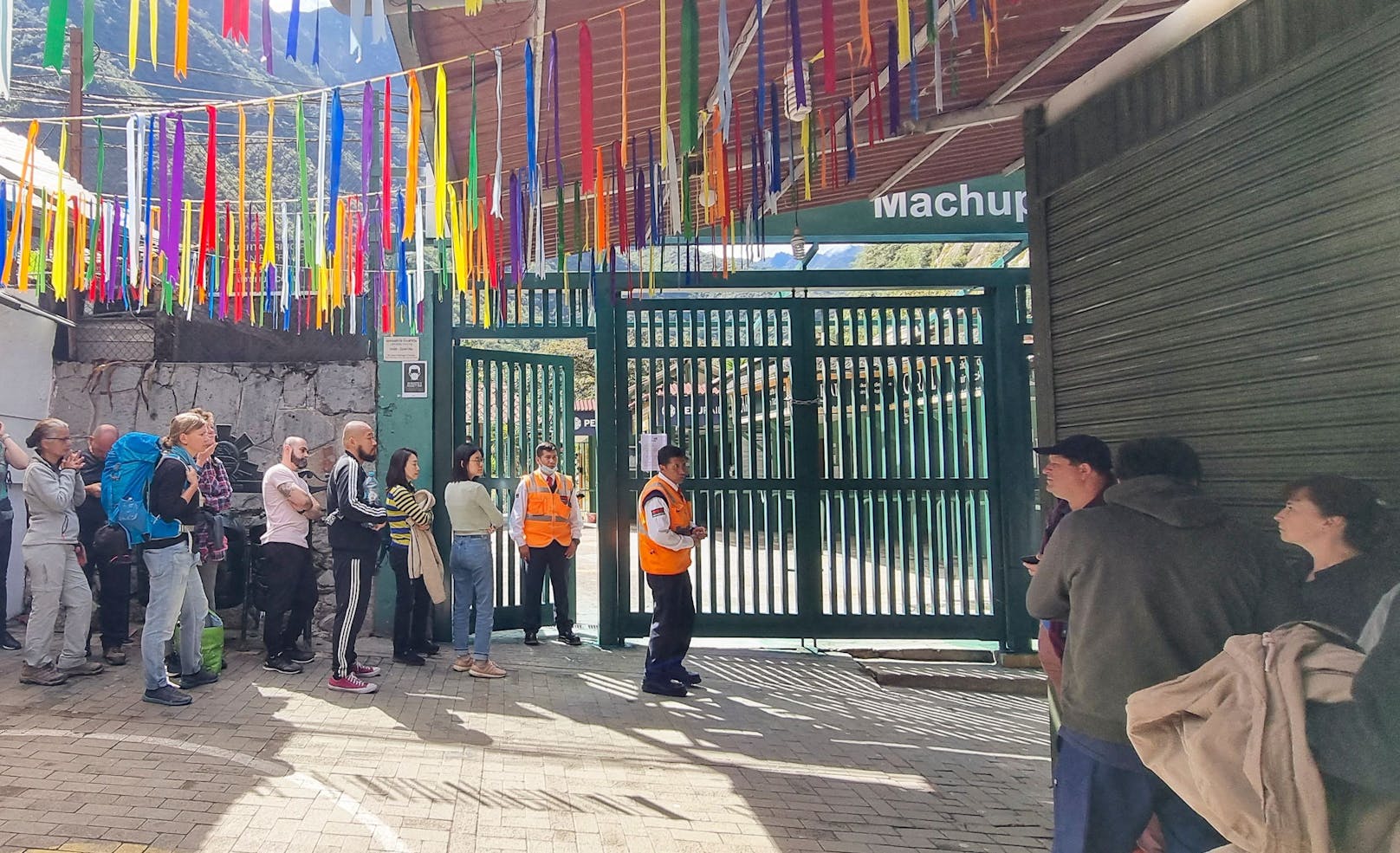Betroffen seien rund 800 Touristen, teilten die Behörden am Mittwoch mit. Wegen der gewaltsamen Proteste gegen die Absetzung und Festnahme des linksgerichteten Präsidenten Pedro Castillo war zuvor die Bahnstrecke zwischen der Weltkulturerbe-Stätte und der Stadt Cusco gesperrt worden.