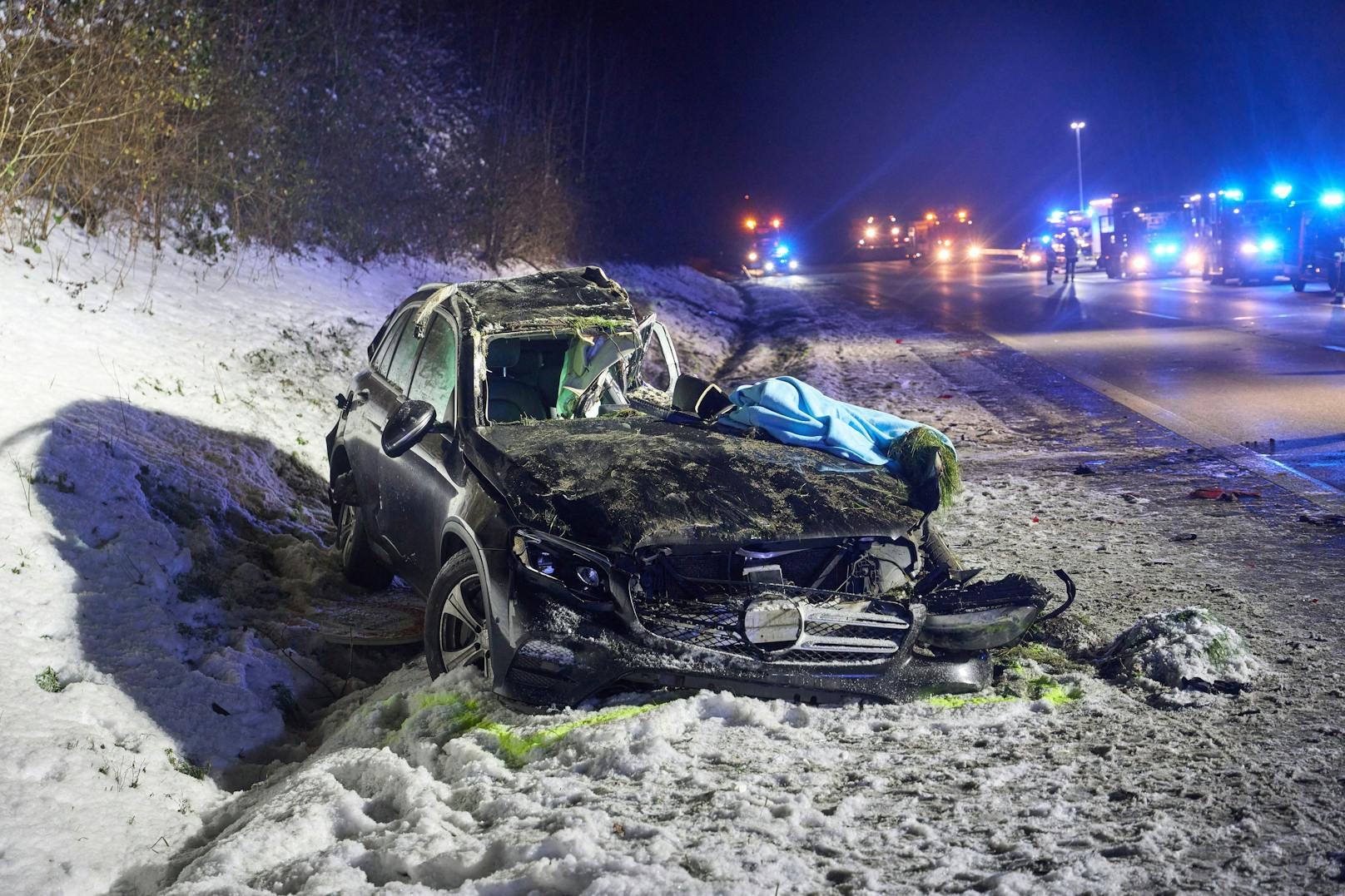 Nicht nur im Süden, auch in Rheinland-Pfalz kam es zu tödlichen Unfällen. Eine 30-jährige Frau starb auf der A3 bei Epgert als ihr Wagen auf der eisigen Fahrbahn gegen einen Laster rutschte.