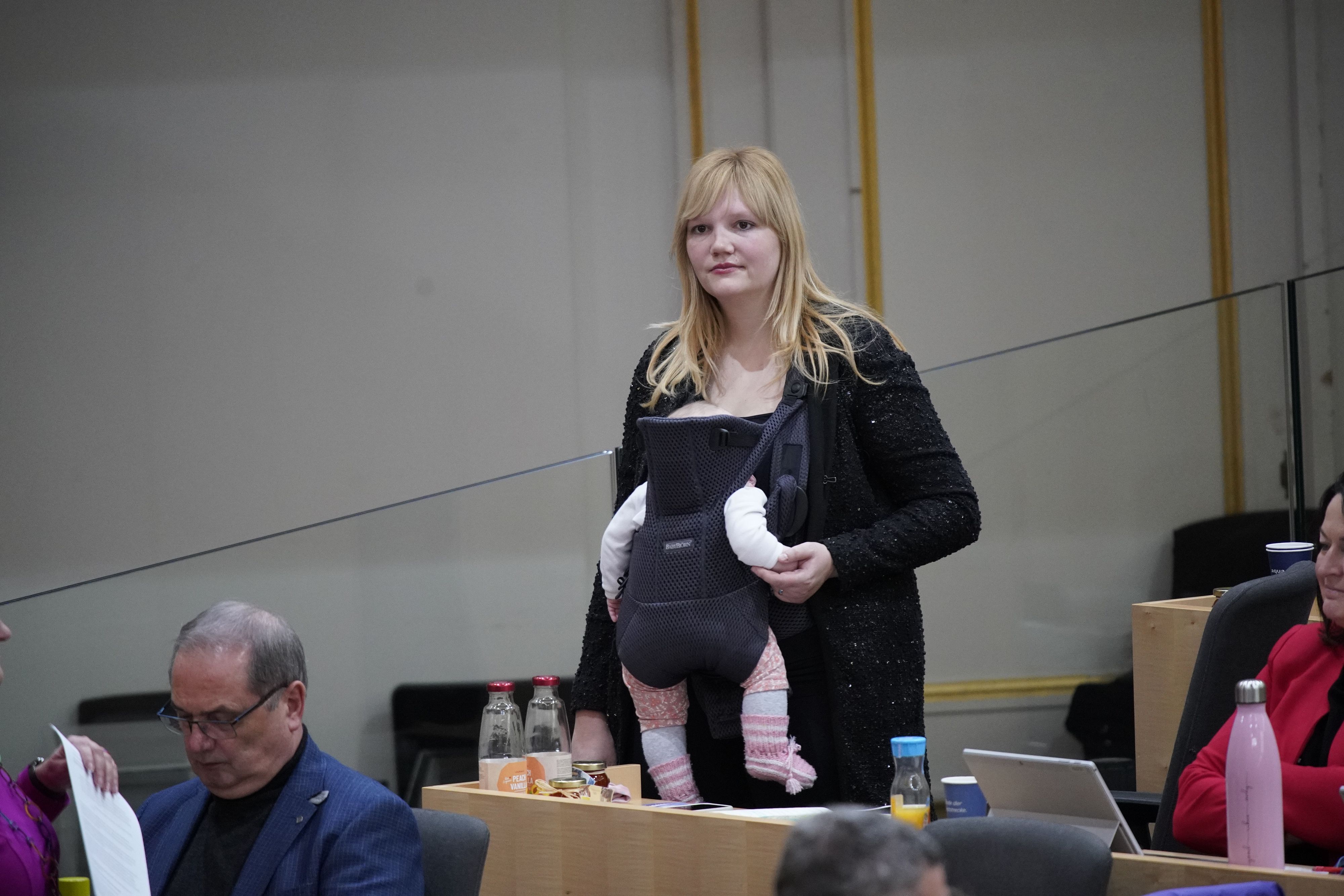 Elisabeth Feichtinger mit ihrem Baby.