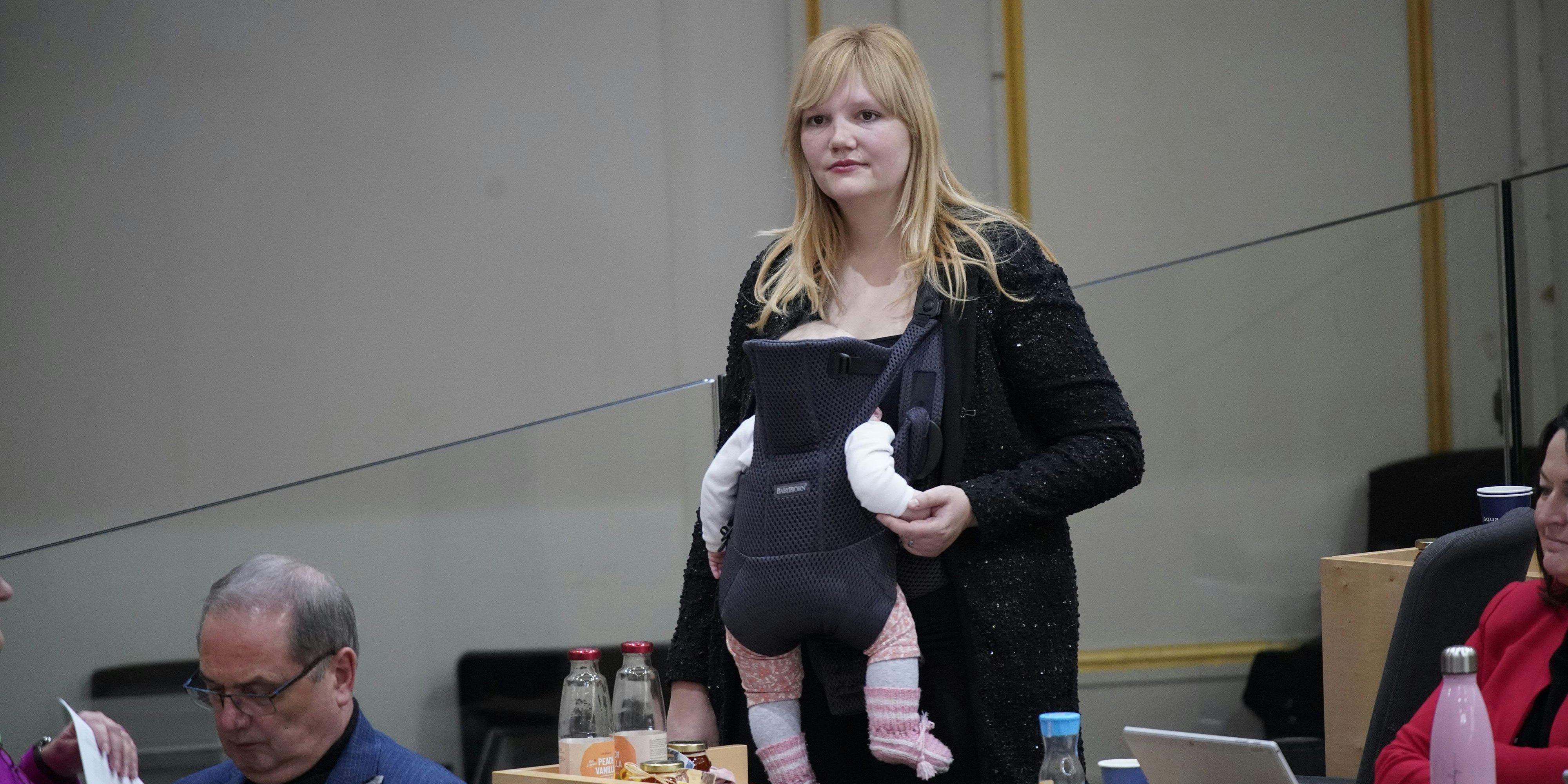 Elisabeth Feichtinger mit ihrem Baby.