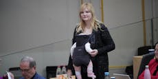 Politikerin bringt ihr Baby ins Parlament mit