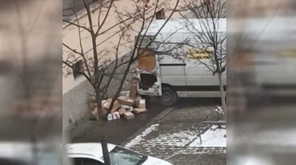 Am Mittwoch flogen in Wien-Döbling Dutzende Packerl aus einem Transporter der Österreichischen Post.