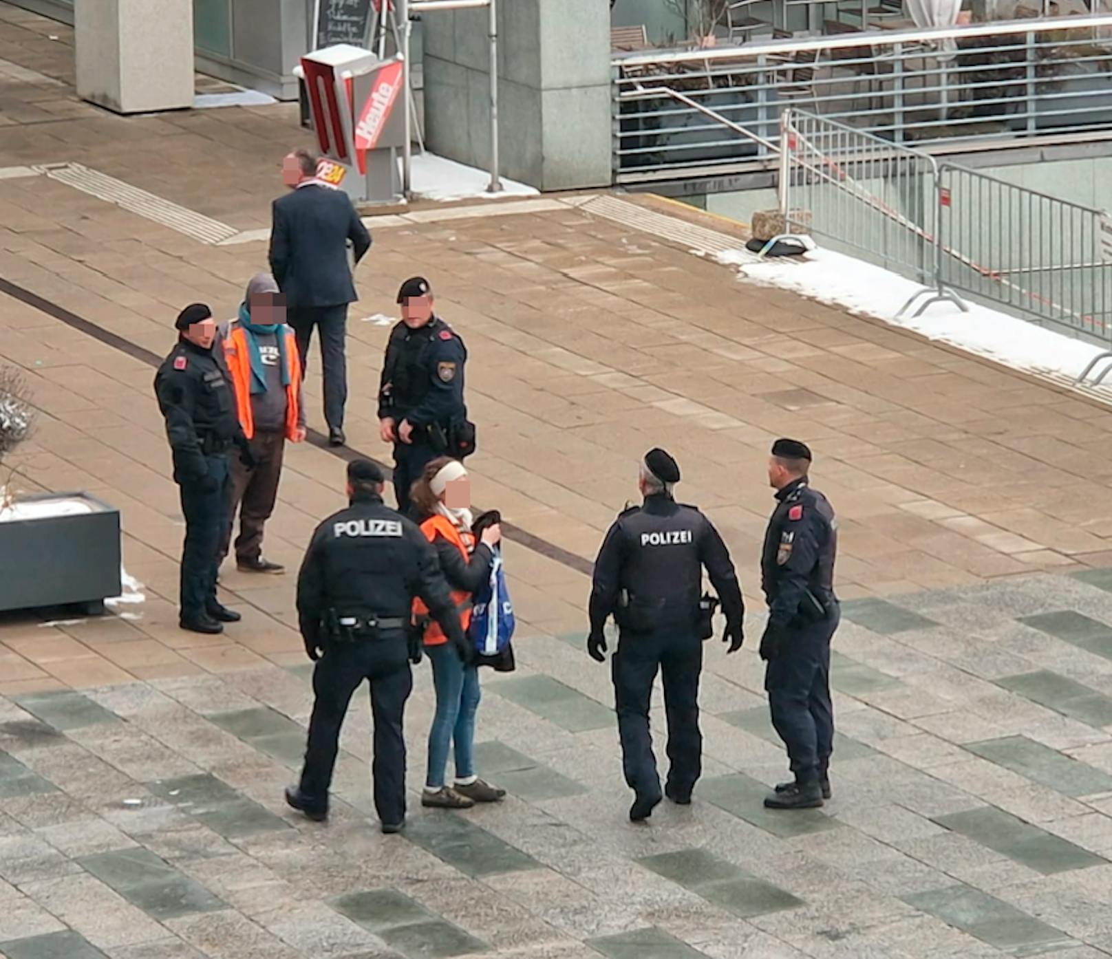 Einsatz der Polizei gegen Klimaktivisten Mitte Dezember im Landhaus Sankt Pölten.