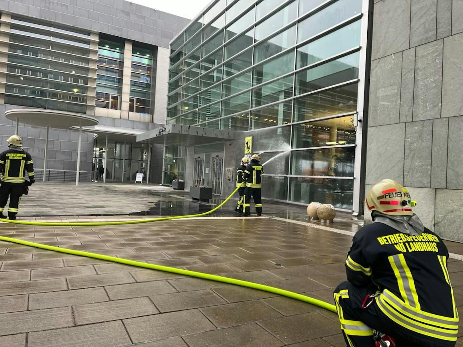 Die Aufräumarbeiten nach der Aktion der "Letzten Generation" in St. Pölten.