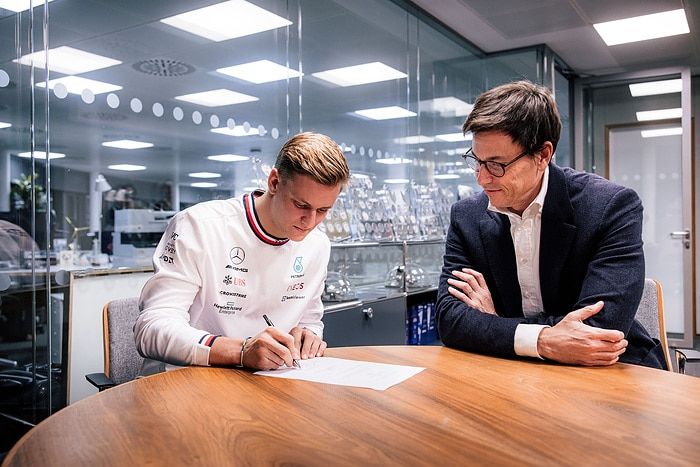 Mick Schumacher bleibt auch in der Saison 2023 in der Formel 1. 