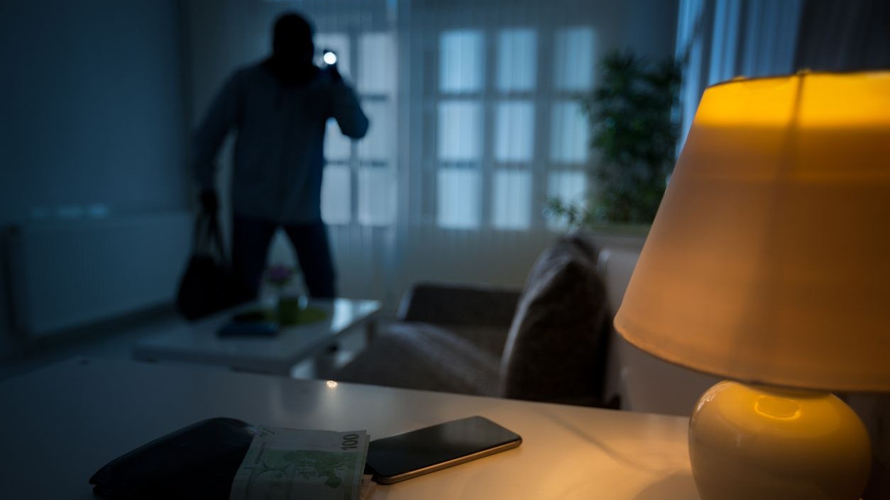 Drei maskierte Männer stiegen in das Haus ein und knebelten den Besitzer.