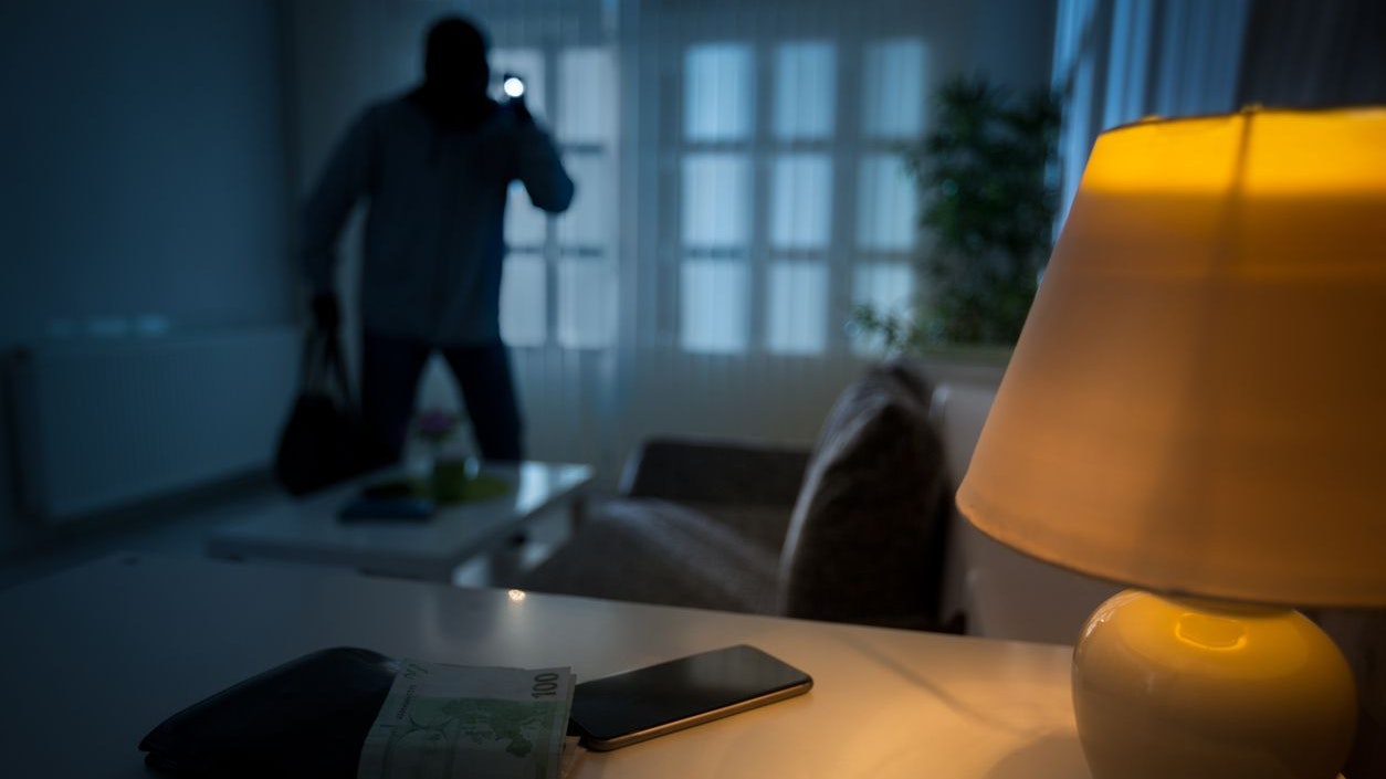 Drei maskierte Männer stiegen in das Haus ein und knebelten den Besitzer.