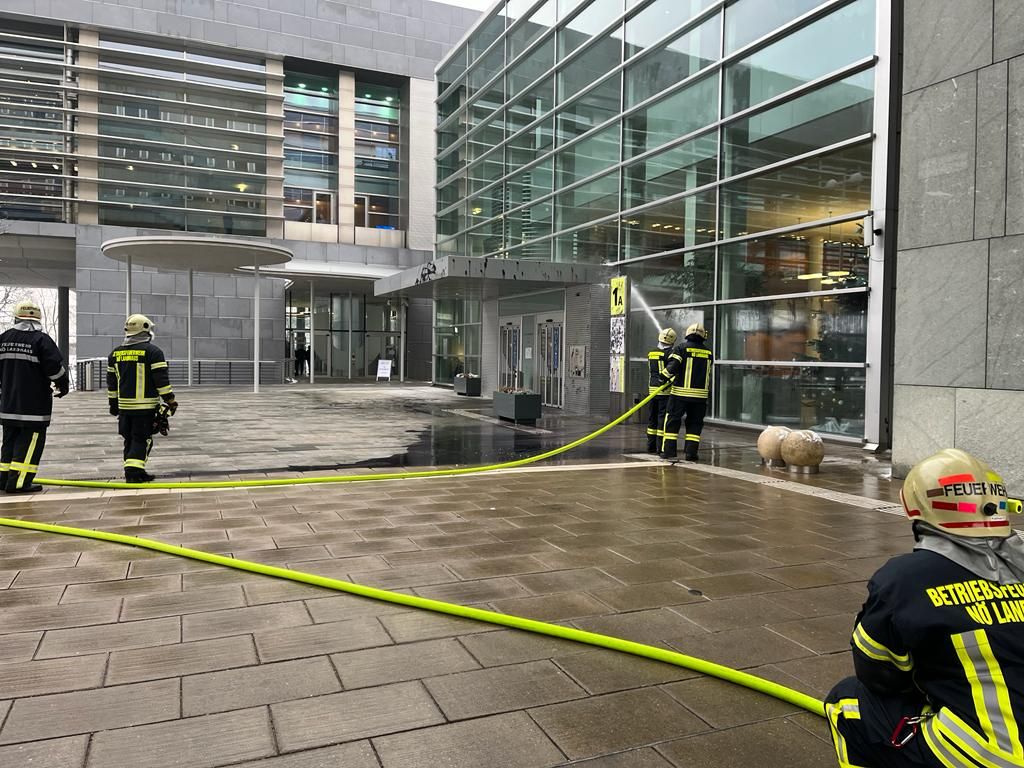 Die Aufräumarbeiten nach der Aktion der "Letzten Generation"