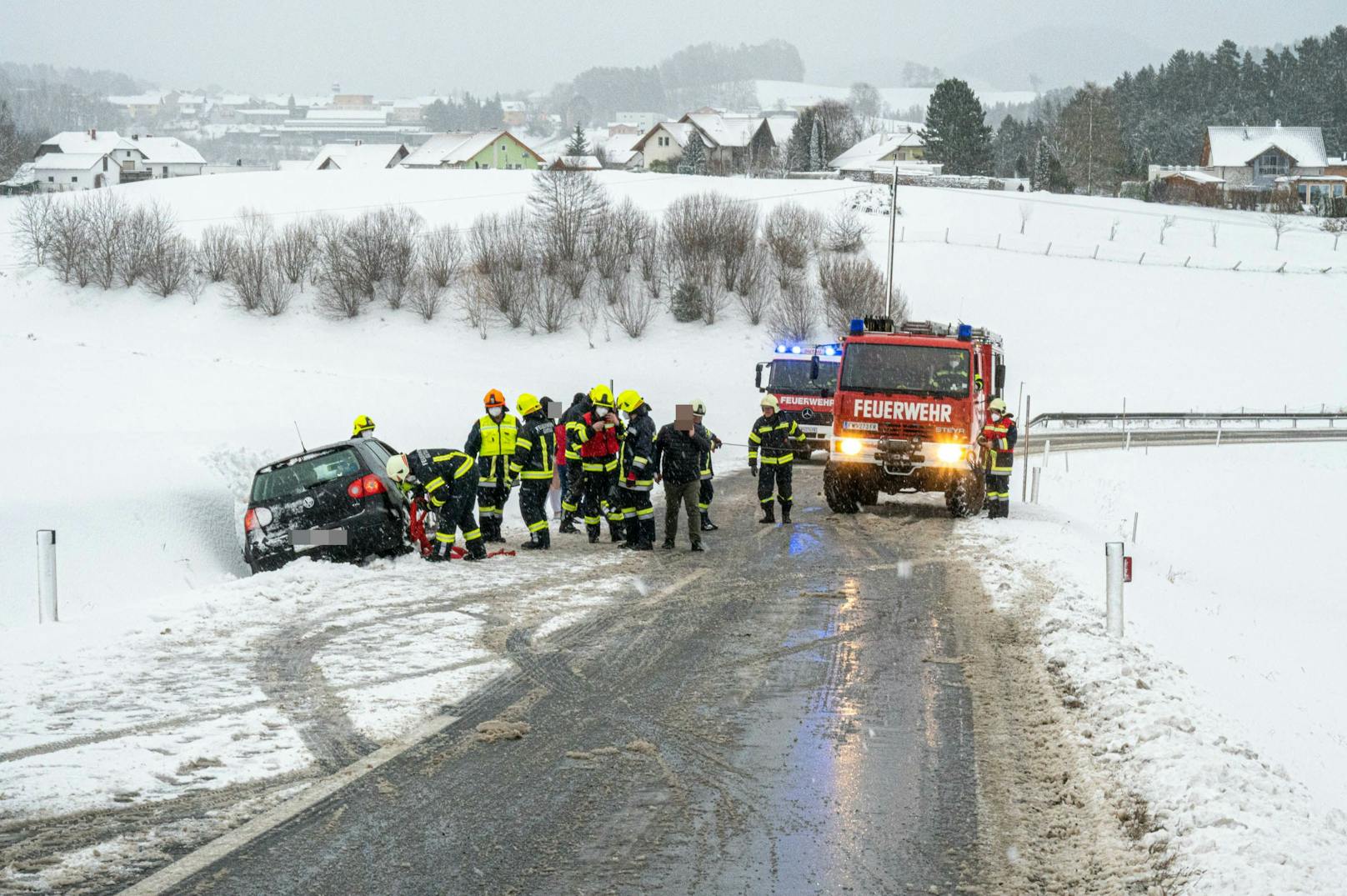 Auf den eisglatten Straßen drohen jetzt vermehrt Unfälle. Im Bild: ein Feuerwehreinsatz in im Bezirk Freistadt.