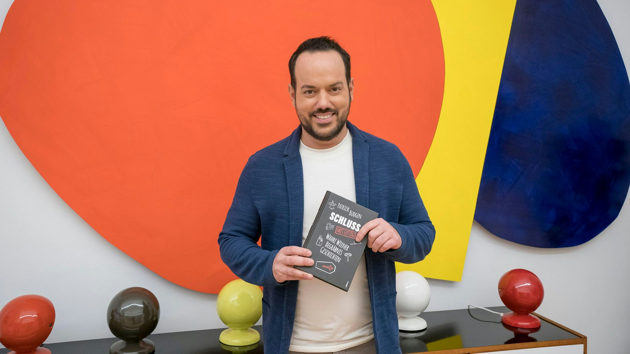 Patrick Budgen mit seinem Buch "Wahre Wiener Begräbnisgeschichten" (edition-a, 22 Euro)