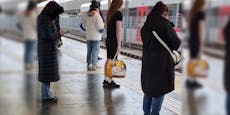 Sommer-Outfit – U-Bahn-Passagier trotzt der Kälte