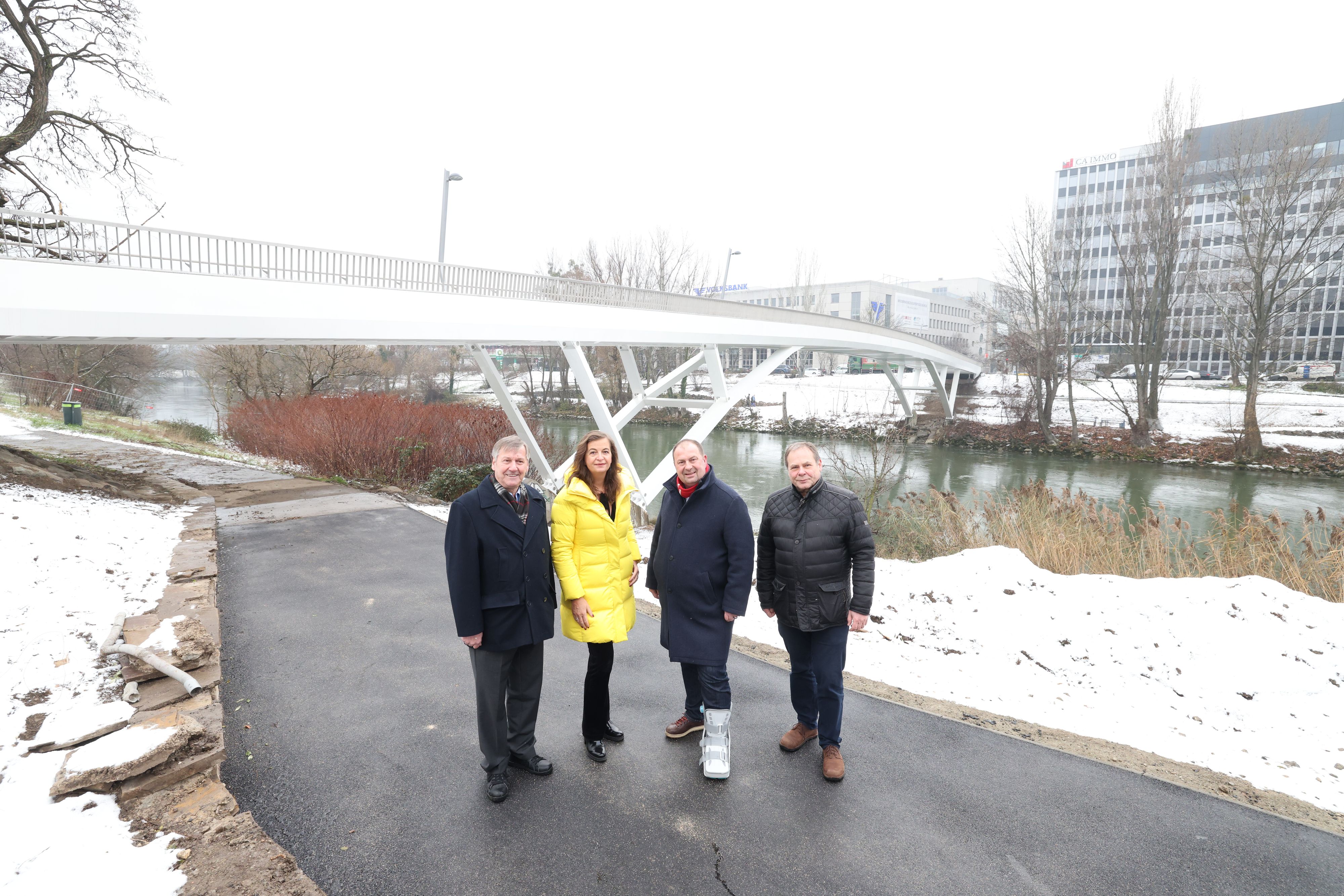 Erich Hohenberger (BV Landstraße), Planungsstadträtin Ulli Sima (SP), Alexander Nikolai (BV Leopoldstadt),&nbsp;Hermann Papouschek (Leiter Brücken- und Grundbau) vor dem neuen Erdberger Steg.&nbsp;