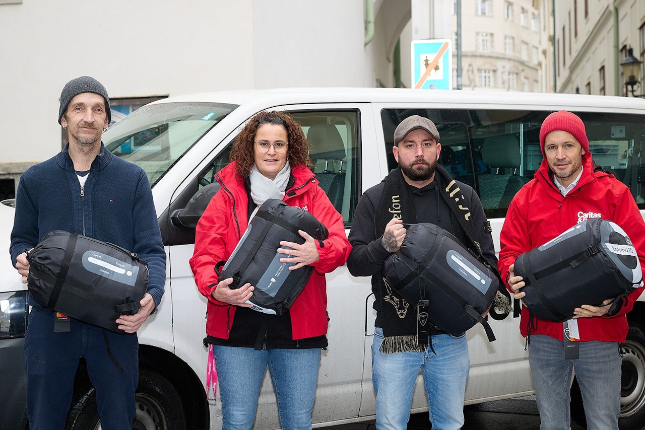 Heute.at - Christopher Seiler speert für Caritas die Kälte aus