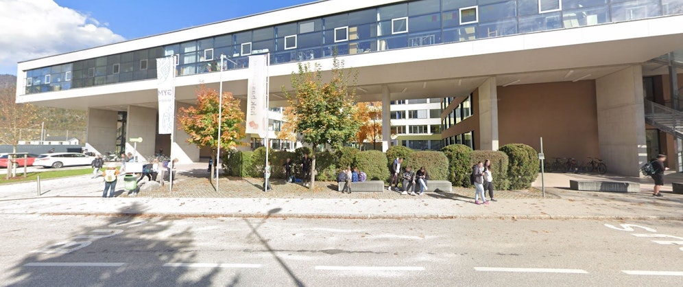 Der Vorfall passierte im BRG Bad Ischl. In den Krampus-Kostümen steckten zwei Schüler.