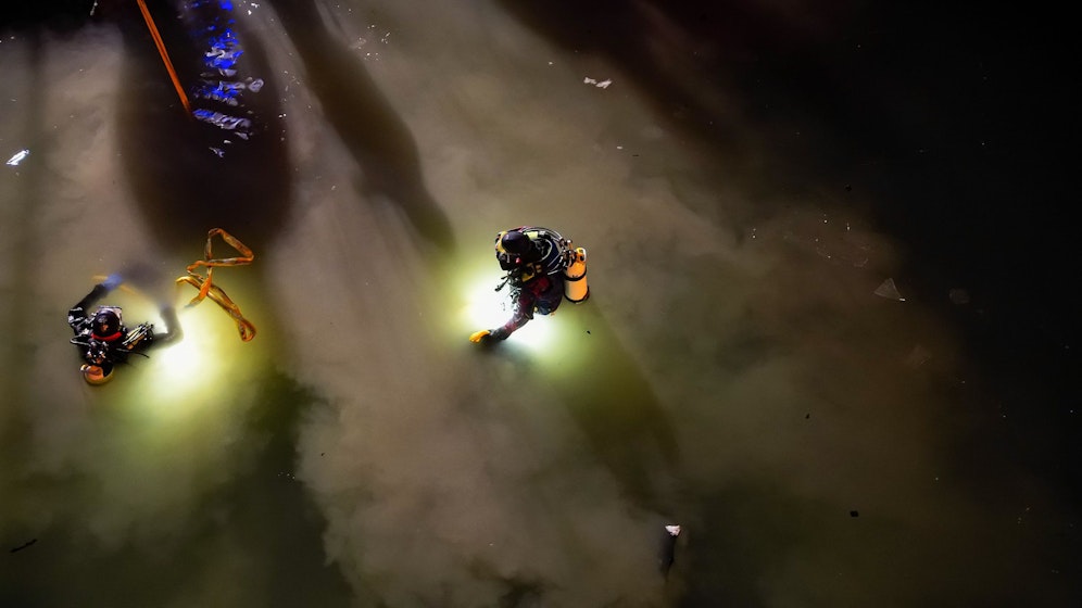 Taucher mussten das Taxi im Fluss erst lokalisieren, bevor der Wagen geborgen werden konnte.