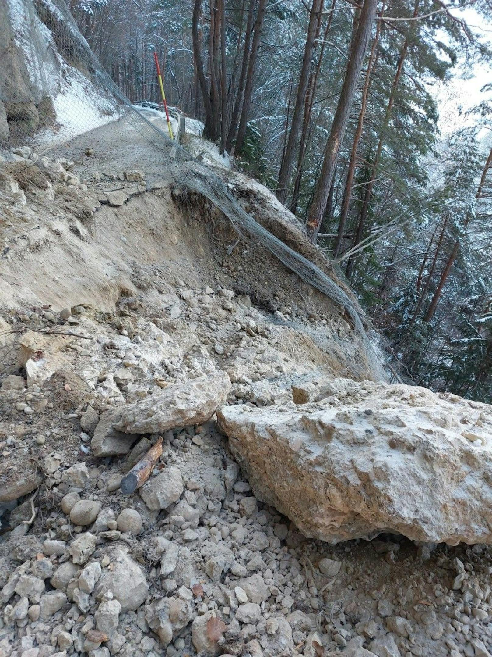 "Akute Gefahr" – Polizei sperrt Straße nach Felssturz