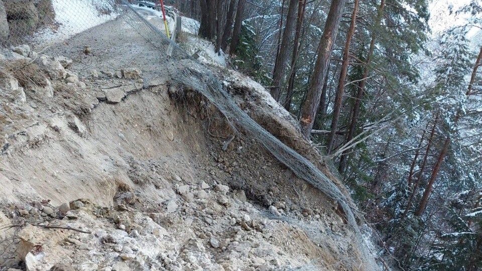 In Maria Rain kam es am Donnerstag zu einem Felssturz. Die Guntschacher Straße musste vorübergehend komplett gesperrt werden.