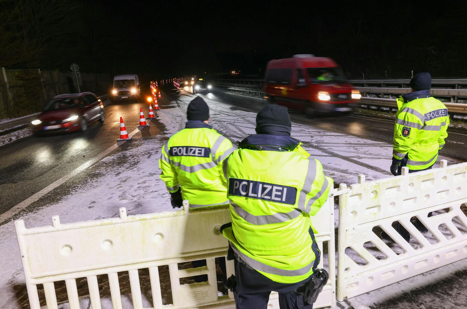 Deutsche Polizisten bei Winterwetter auf einem Autobahnzubringer bei Kiel / Holtau.