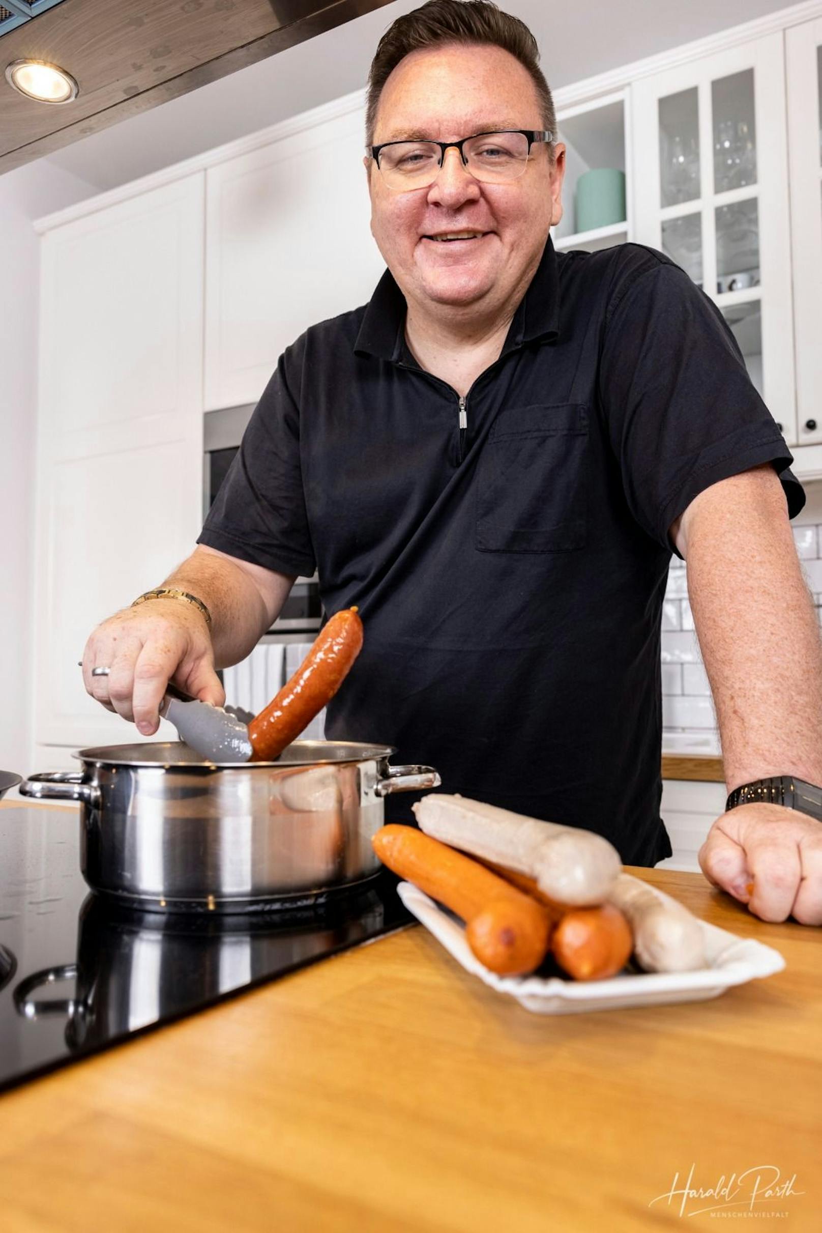 René Kachlir, als Scharfer René bekannt, schmeißt seine wohlschmeckenden Würstel auf den Grill.