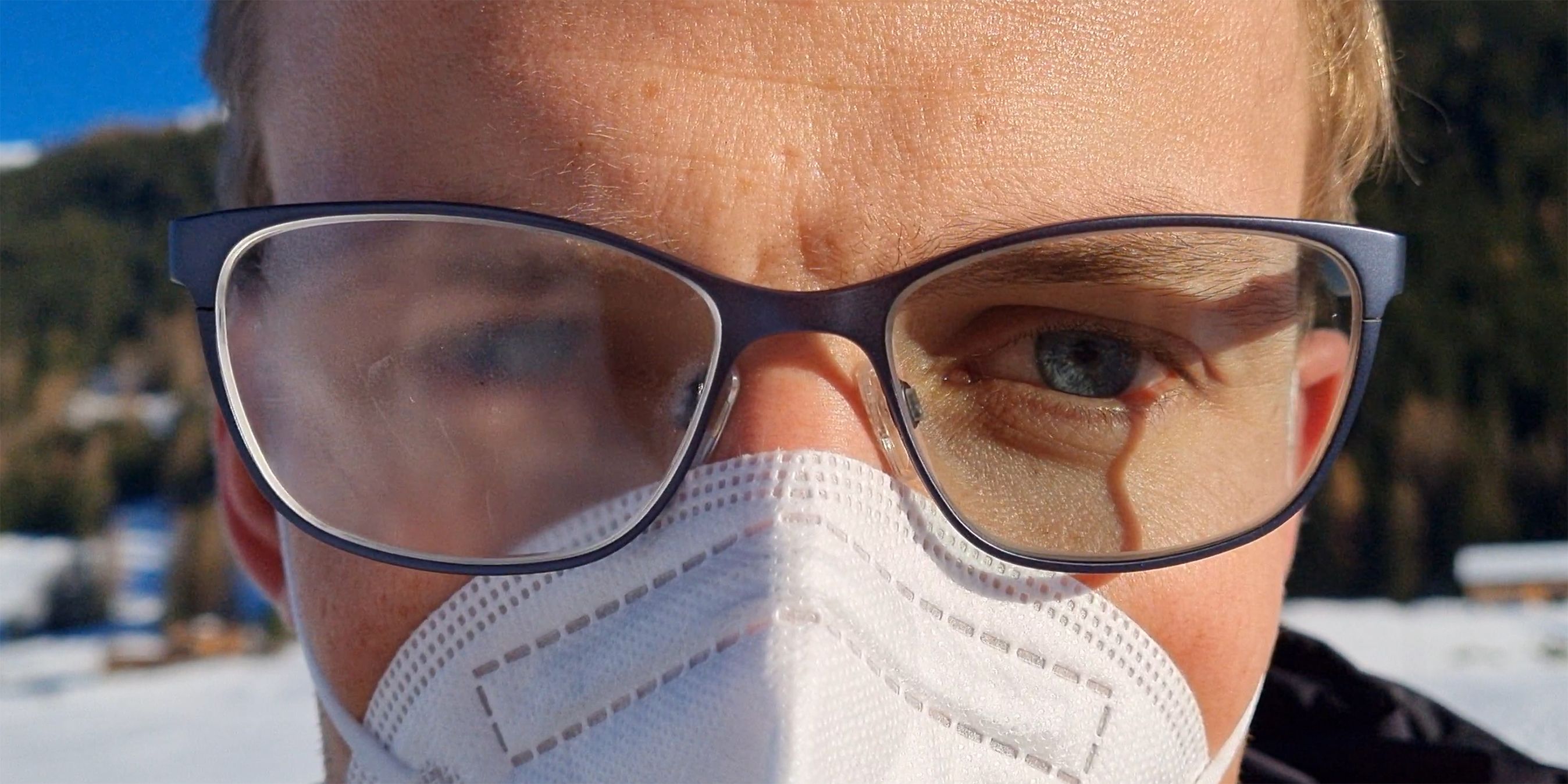 Gesichtsmasken können im Winter zu einer beschlagenen Brille führen. Bei dieser Brille trägt das linke Glas (vom Betrachter aus rechts) die neue Antibeschlags-​Nanobeschichtung. Das rechte Glas ist unbeschichtet.