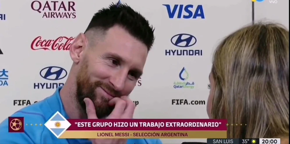 Lionel Messi reagiert verlegen auf die lobenden Worte von Sofi Martinez.