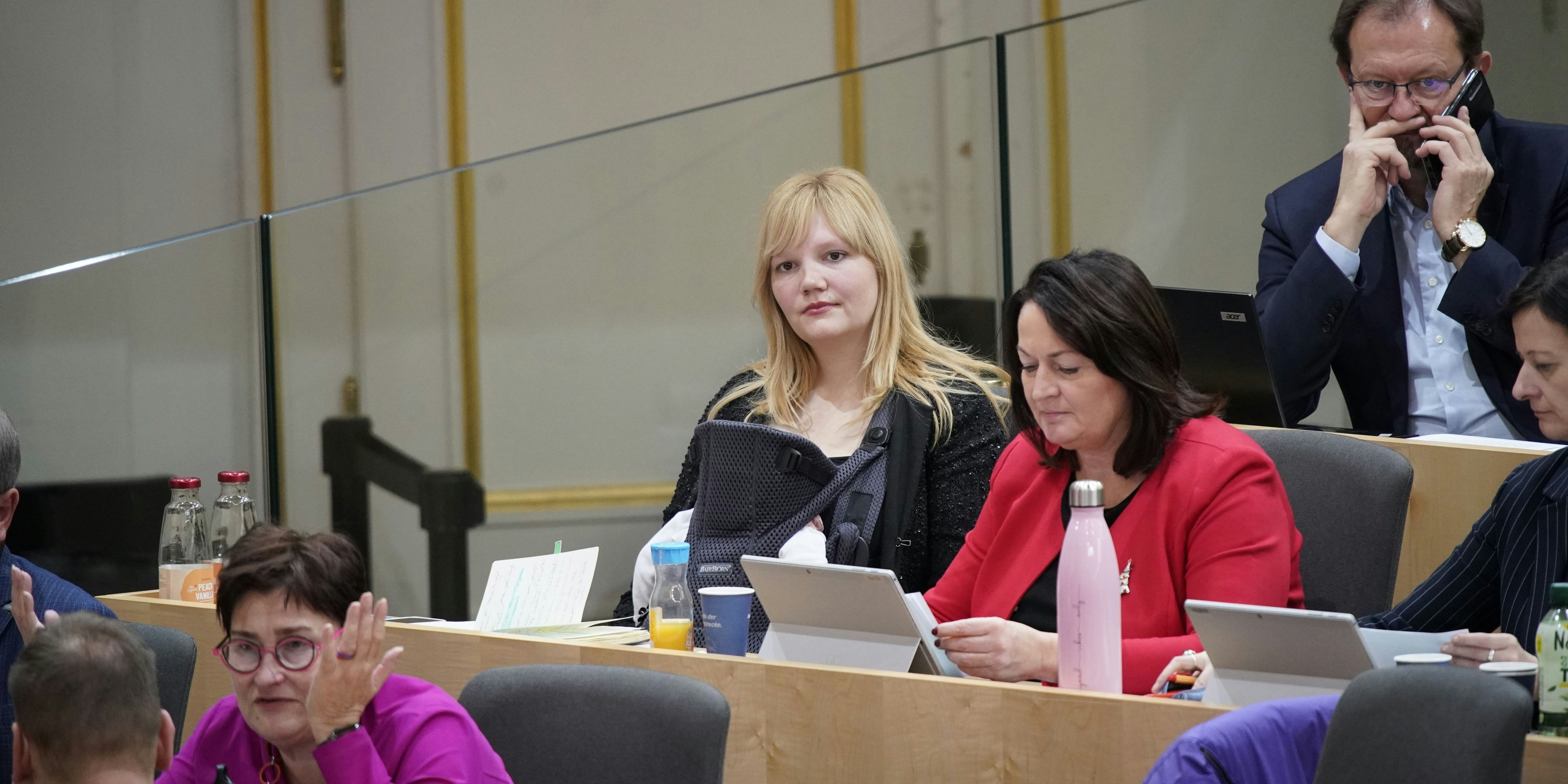 Elisabeth Feichtinger und die schlafende Ella im Sitzungssaal.