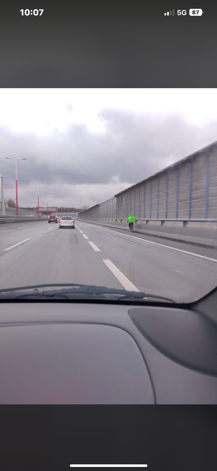 Keine gute Idee: Mit dem Fahrrad über die Autobahn fahren