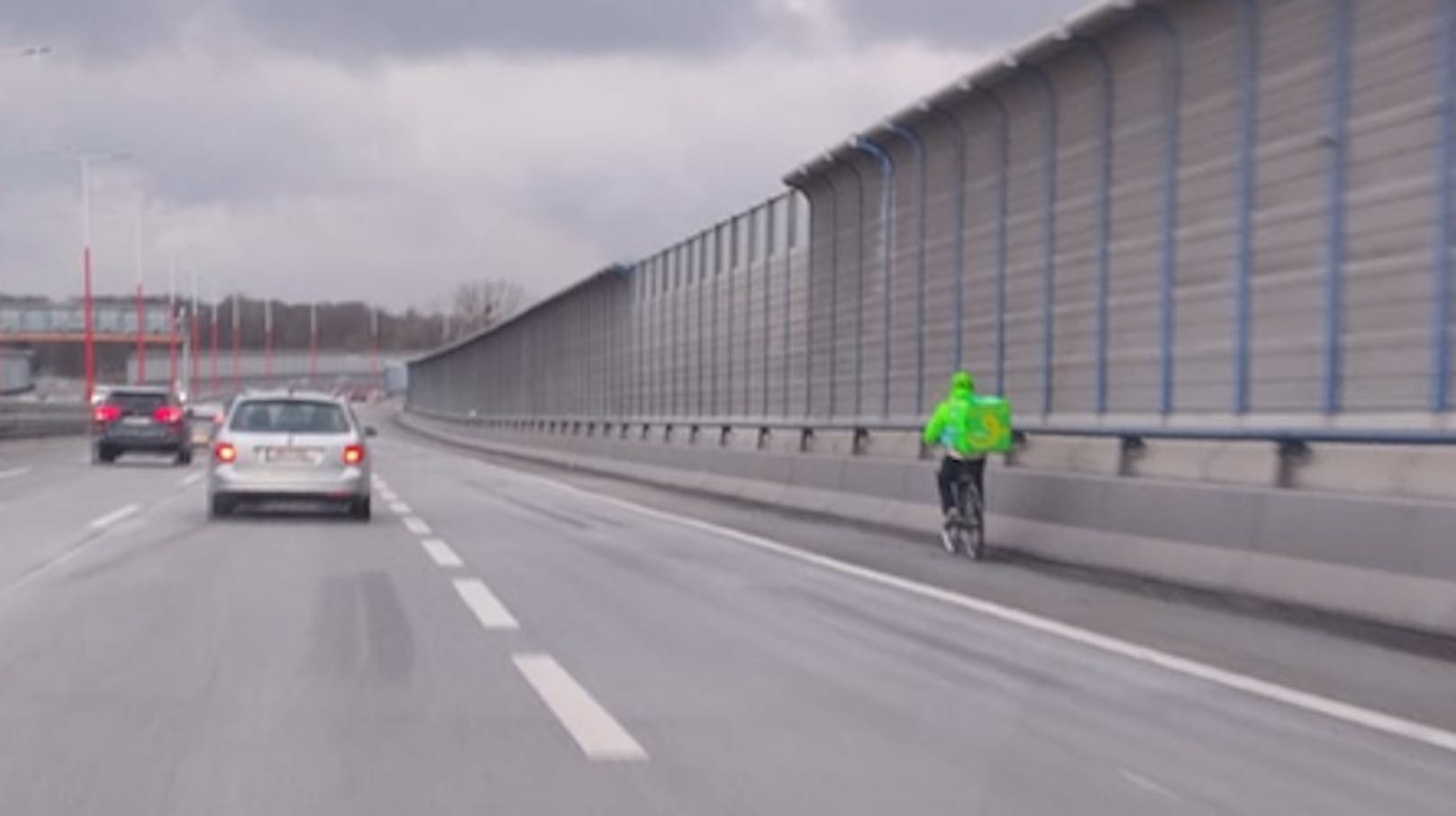 Keine gute Idee: Mit dem Fahrrad über die Autobahn fahren