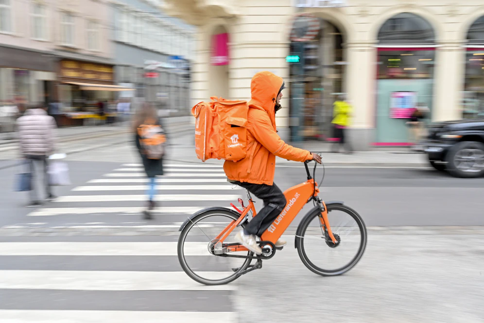 Angestellte Fahrradboten bekommen jetzt eine Reallohnerhöhung.