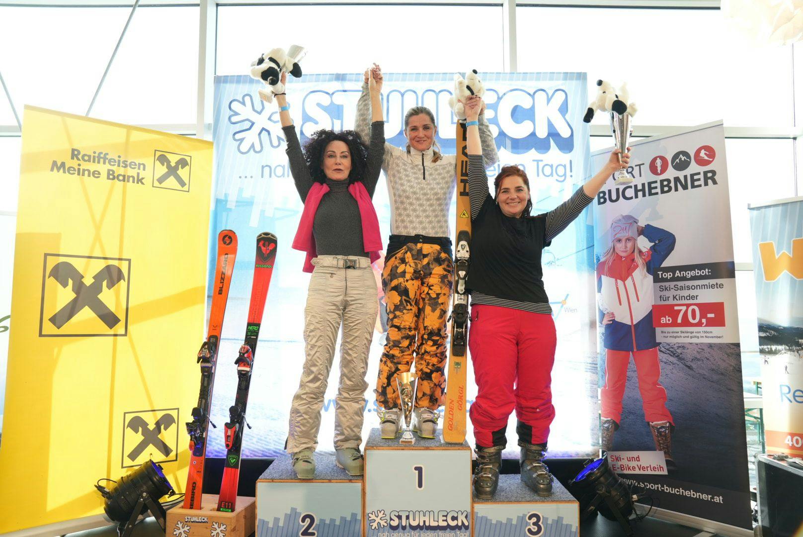 Siegerehrung: Lizz Görgl (Mitte) belegte den ersten Platz, Mausi Lugner holte Silber und Isabell Pannagl stand als Dritte am Stockerl