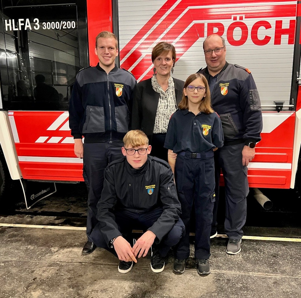 Thomas Stanek, Bürgermeisterin Barbara Kainz, Miriam Peham, FF-Kommandant Franz Albrecht und Benjamin Albrecht (vorne hockend).