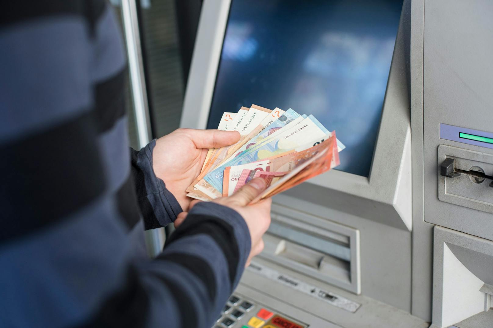 Ab 1. Jänner können Konsumenten ihre alten Gutscheine für Veranstaltungen gegen Bargeld eintauschen.