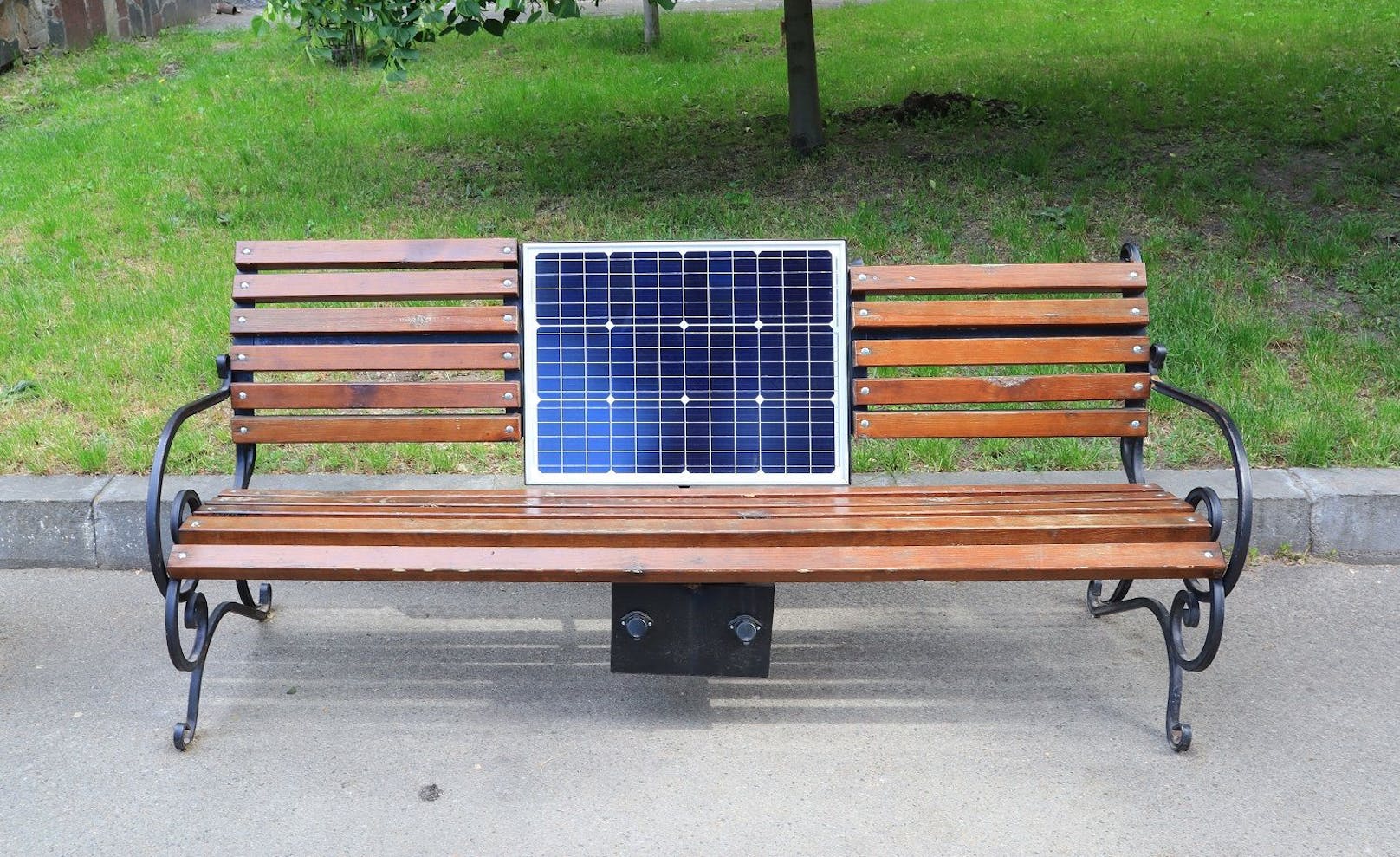 Möbel, die Sonnenenergie einfangen: Hier ist eine Sitzbank mit Photovoltaikzellen ausgestattet, die ihren eigenen Strom erzeugt.