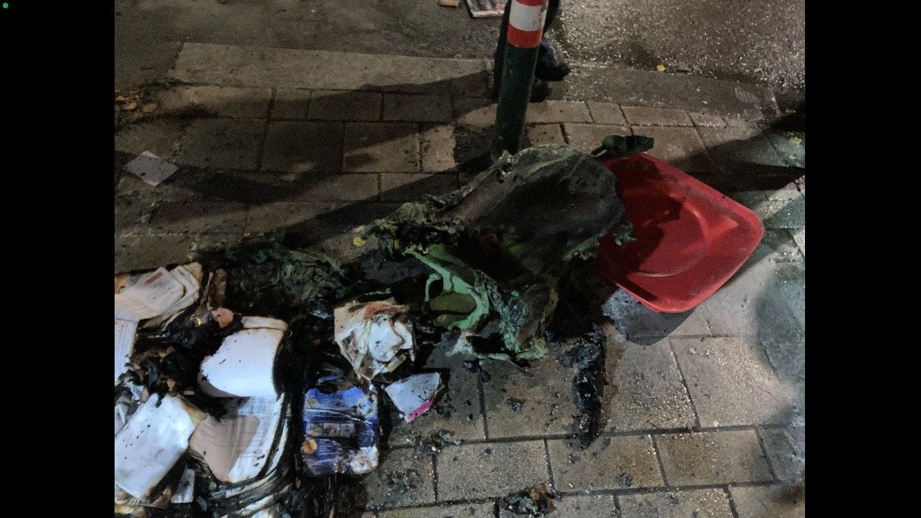 Zwei Mülltonnen sollen in Brand gesteckt worden sein.