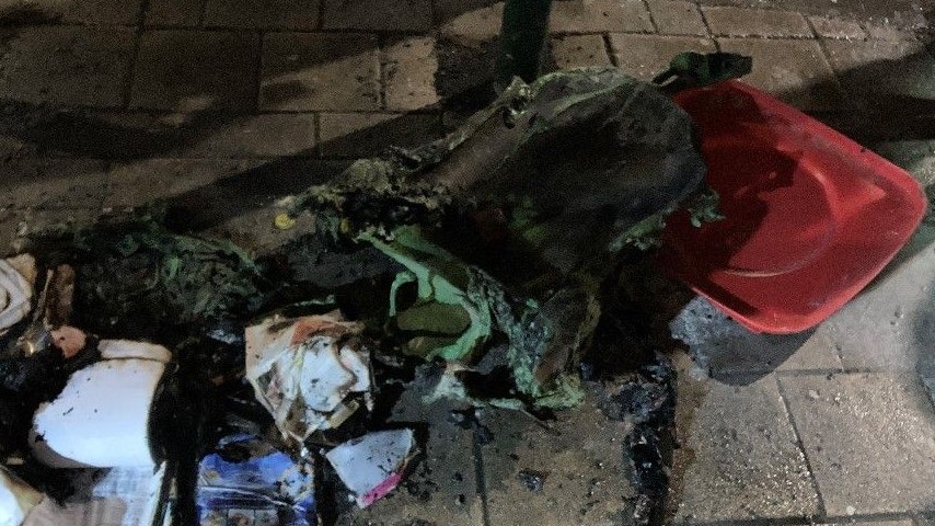 Zwei Mülltonnen sollen in Brand gesteckt worden sein.