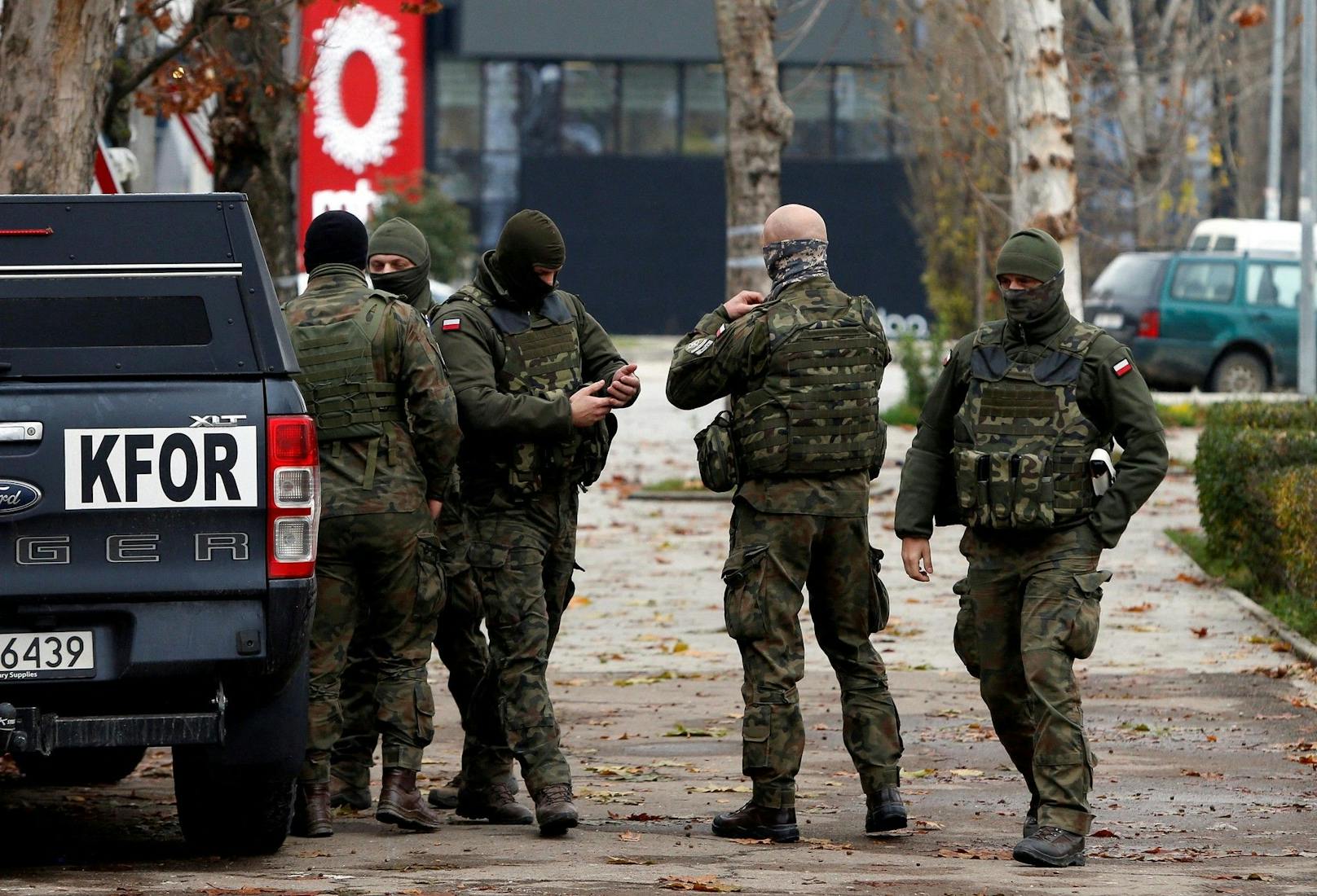 Das serbische Militär hat bei der Nato-geführten Friedenstruppe KFOR die Erlaubnis beantragt, mit 1.000 Mann in den Kosovo einrücken zu können.