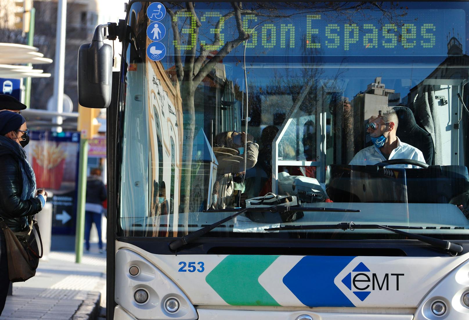 Bahnen, Busse und Züge sind ab 2023 gratis - aber nicht für alle.