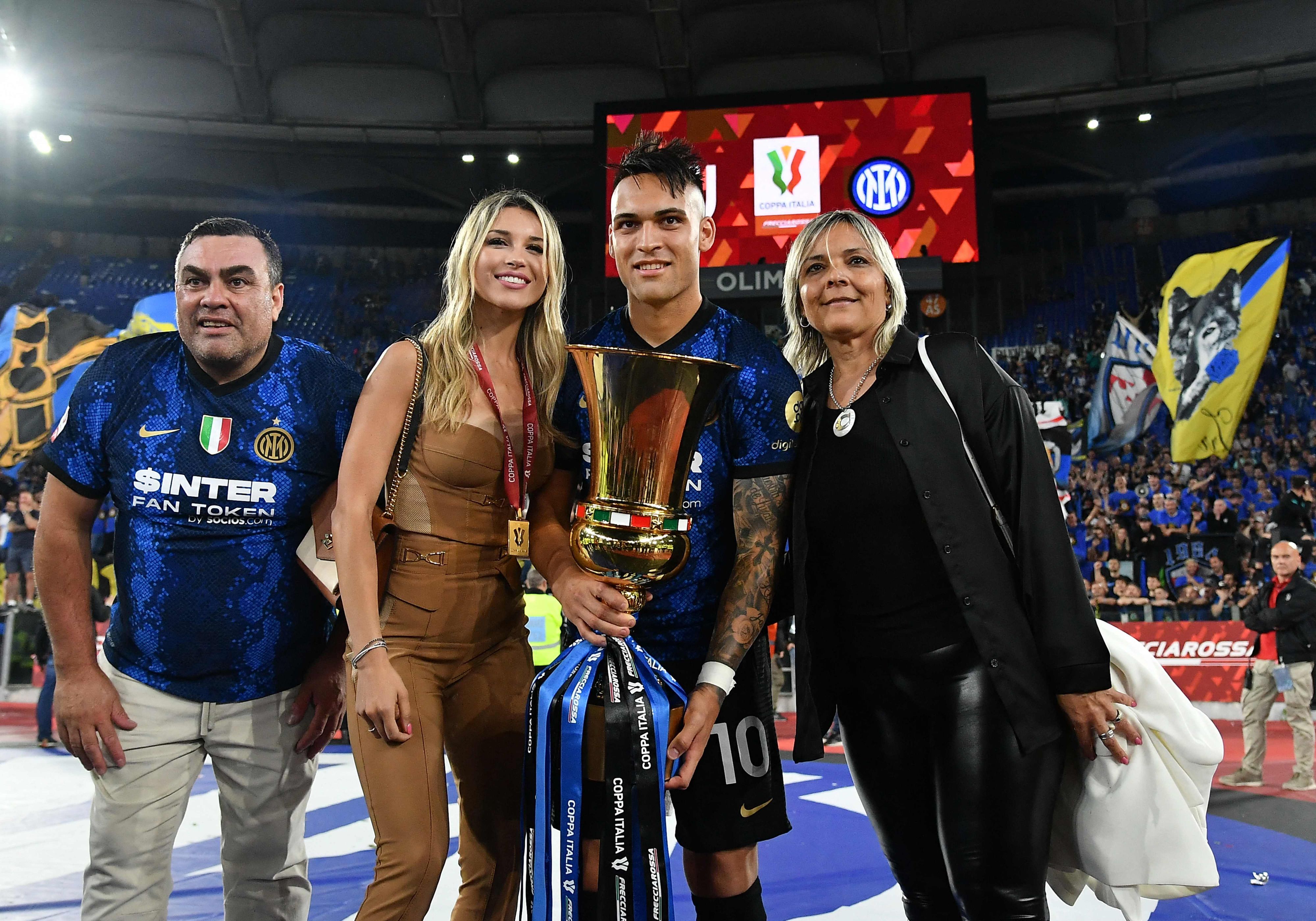 Augustina Gandolfo, die Freundin von Lautaro Martinez (Zweite von links), musste ins Spital. 