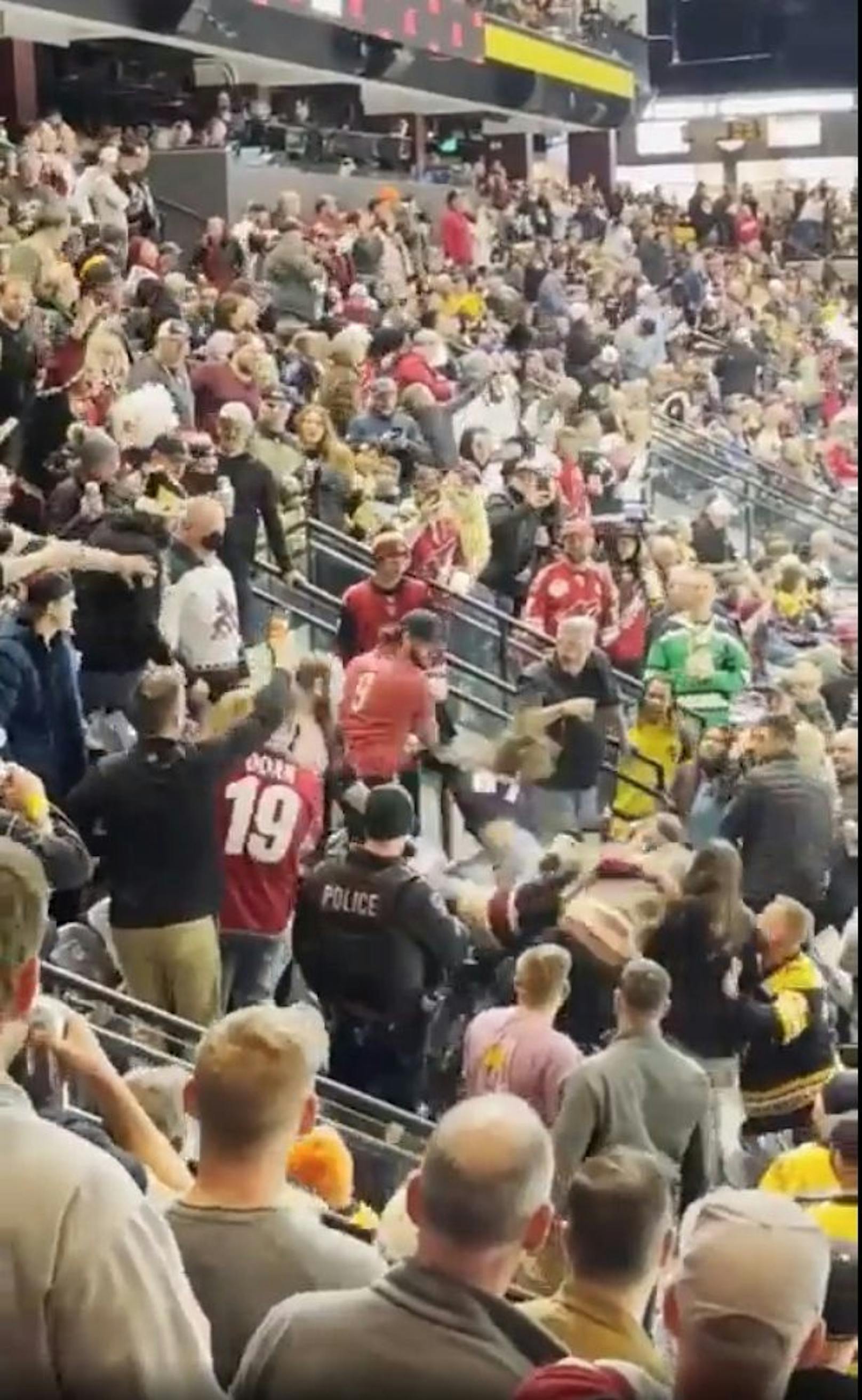 Eishockey-Eklat! Fan beißt Kontrahenten Fingerkuppe ab