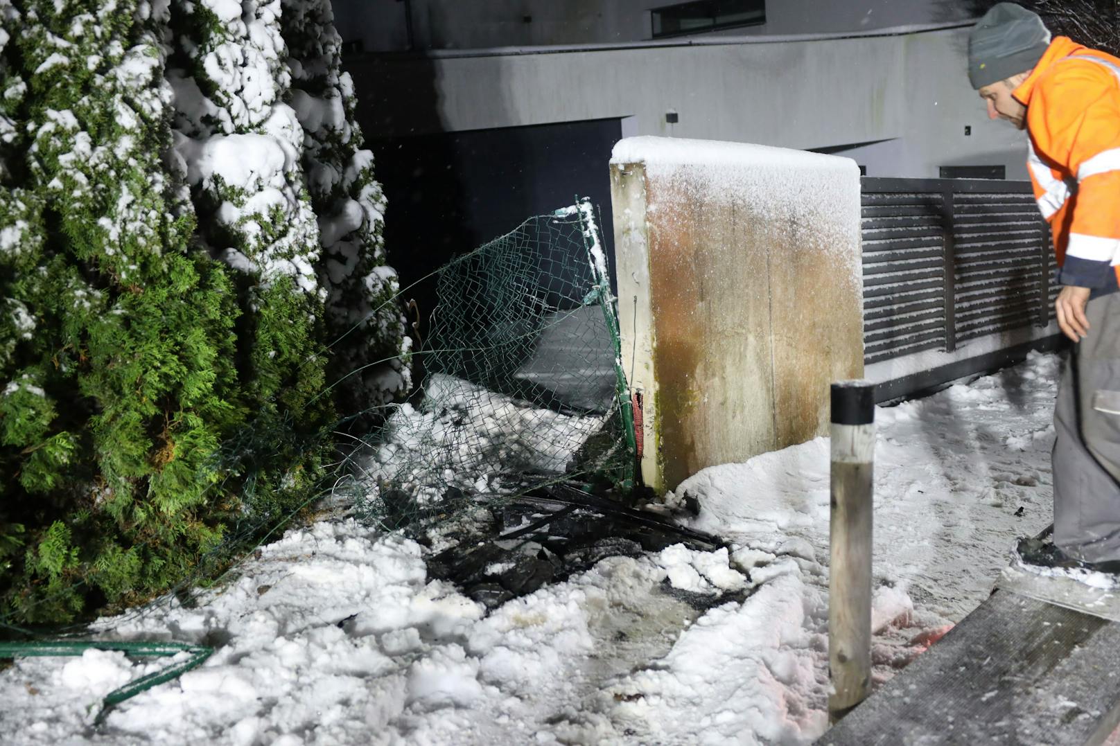 In Wallern an der Trattnach (Bezirk Grieskirchen) ist am Freitag ein Auto bei winterlichen Fahrverhältnissen von der Straße abgekommen und gegen einen Gartenzaun geprallt.