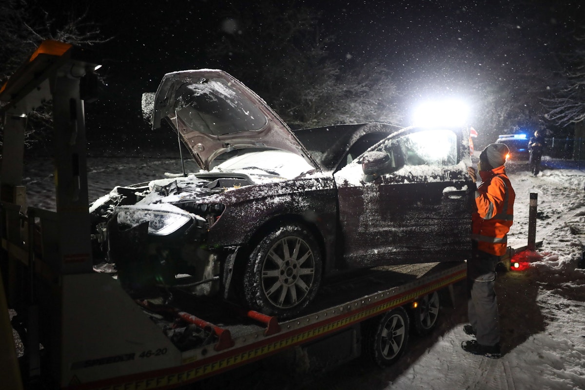 Auto in Wallern an der Trattnach bei winterlichen Fahrverhältnissen gegen Gartenzaun gekracht