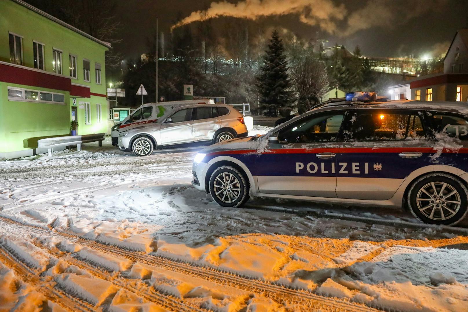 Glimpflich endete in der Nacht auf Samstag eine Kollision mit drei beteiligten PKW auf der Gmundener Straße in Laakirchen (Bezirk Gmunden).