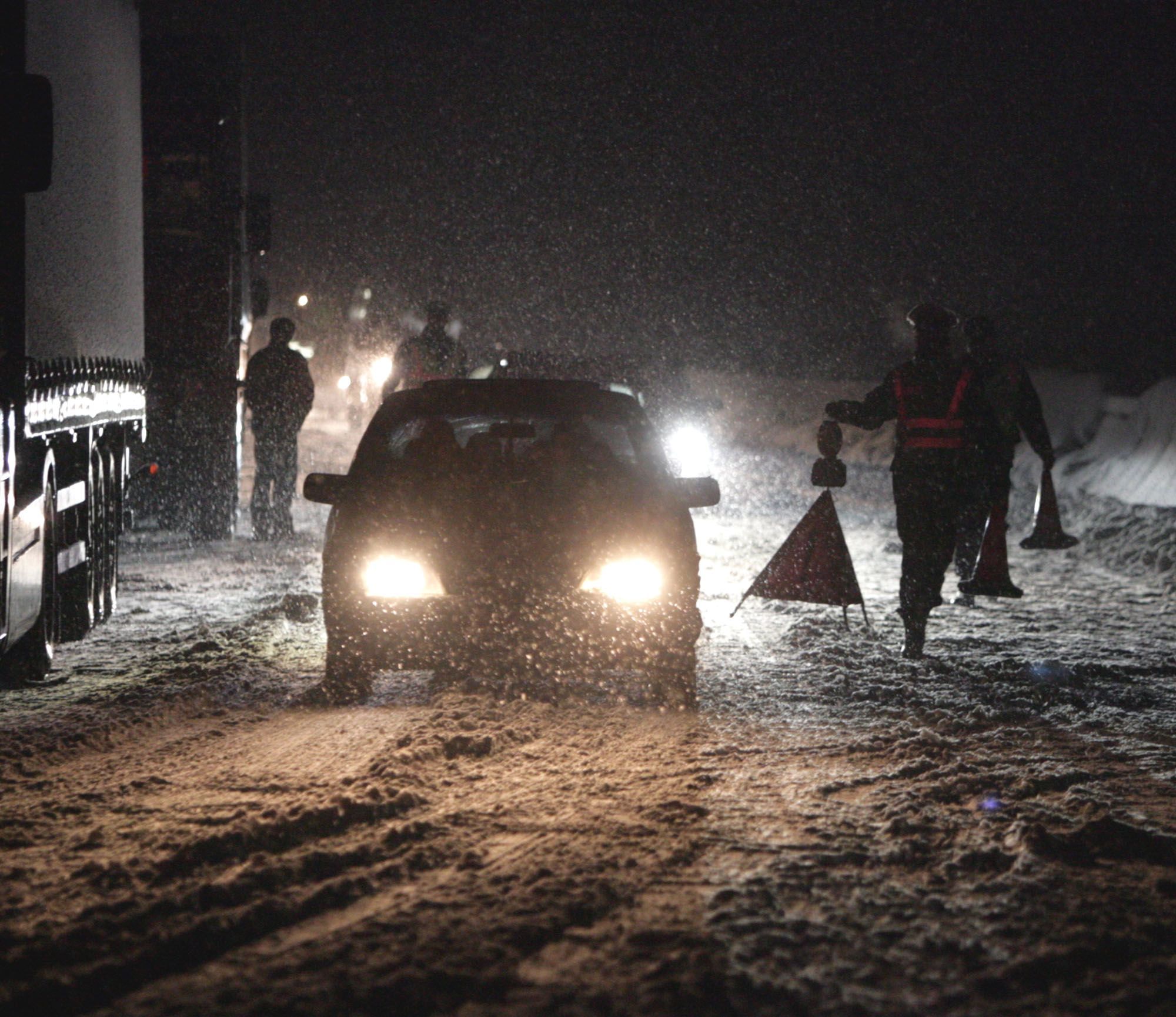 Die Lenkerin kam auf der glatten Fahrbahn ins Schleudern, ihre Tochter starb.