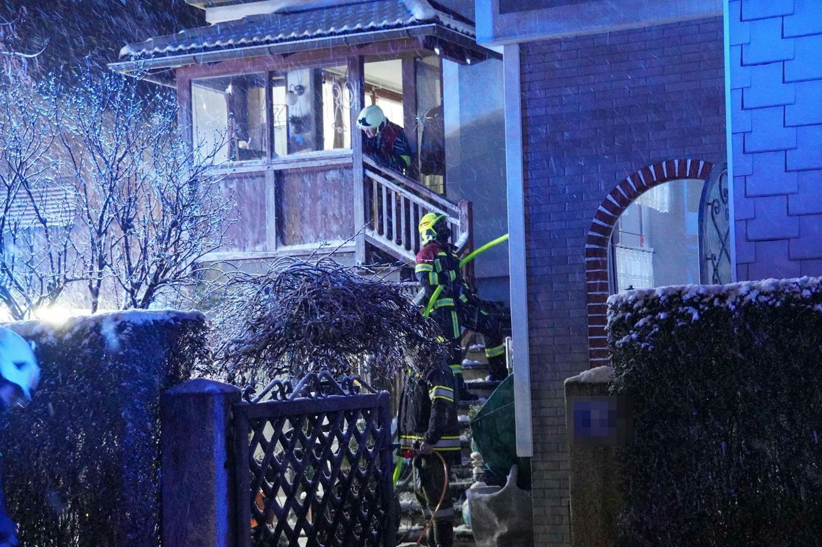Aus noch unklarer Ursache brach im Dachgeschoss in einer Wohnung ein Brand aus. Insgesamt 7 Feuerwehren kämpften gegen den Brand an.